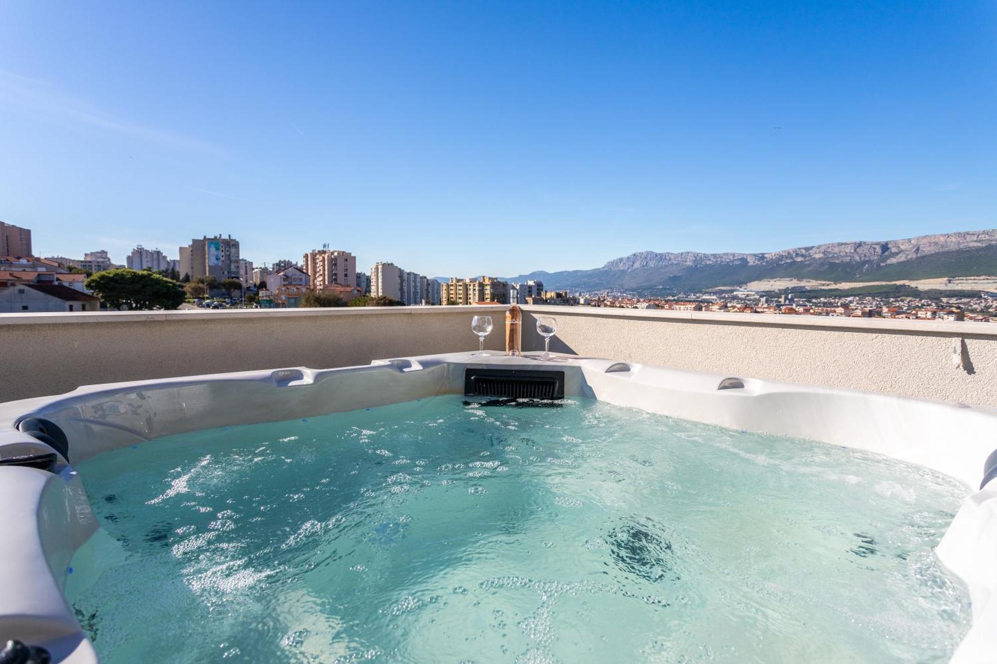 New Luxury 3-Bedroom Penthouse With Huge Terrace Split Exteriér fotografie