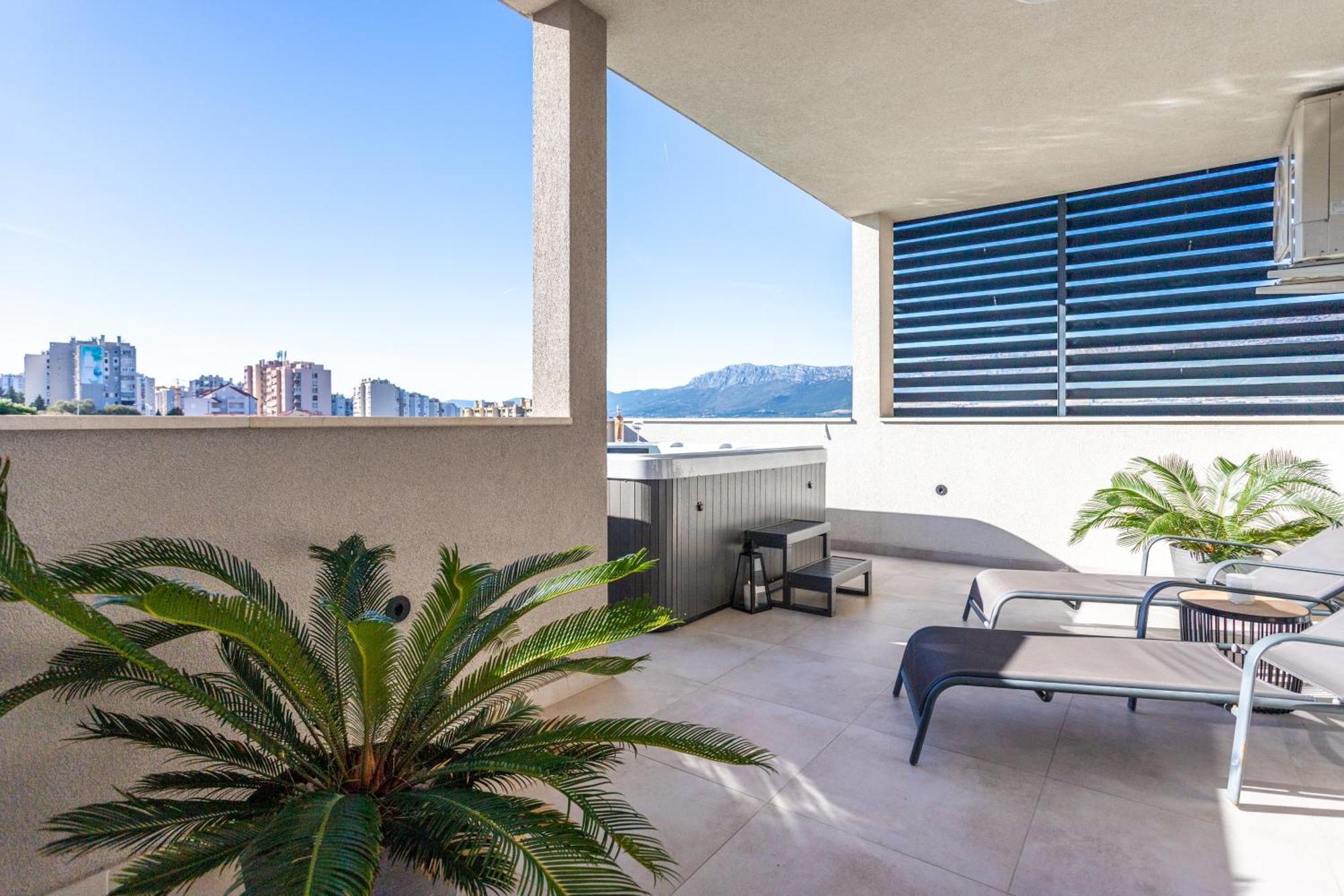 New Luxury 3-Bedroom Penthouse With Huge Terrace Split Exteriér fotografie